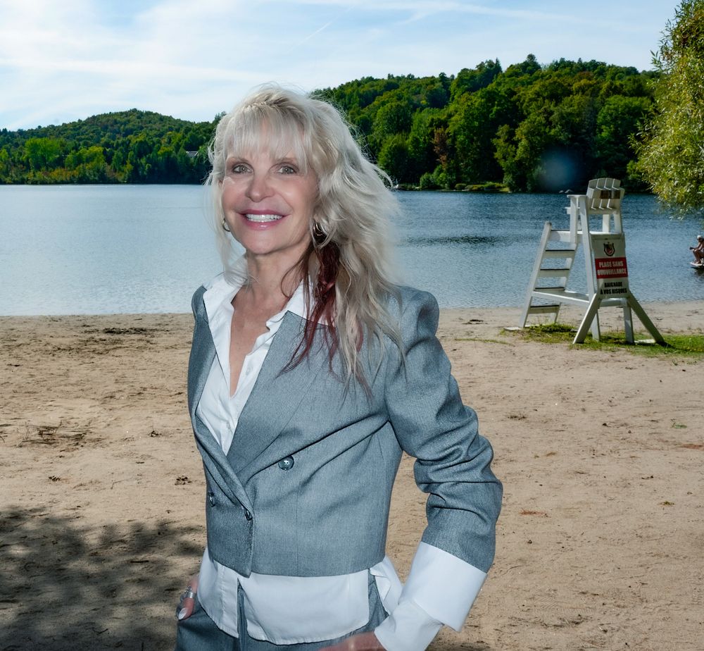 Portrait de Marie Martine Bédard au lac Rond à Sainte-Adèle, artiste et citoyenne engagée pour l’environnement, les arts  et la communauté.