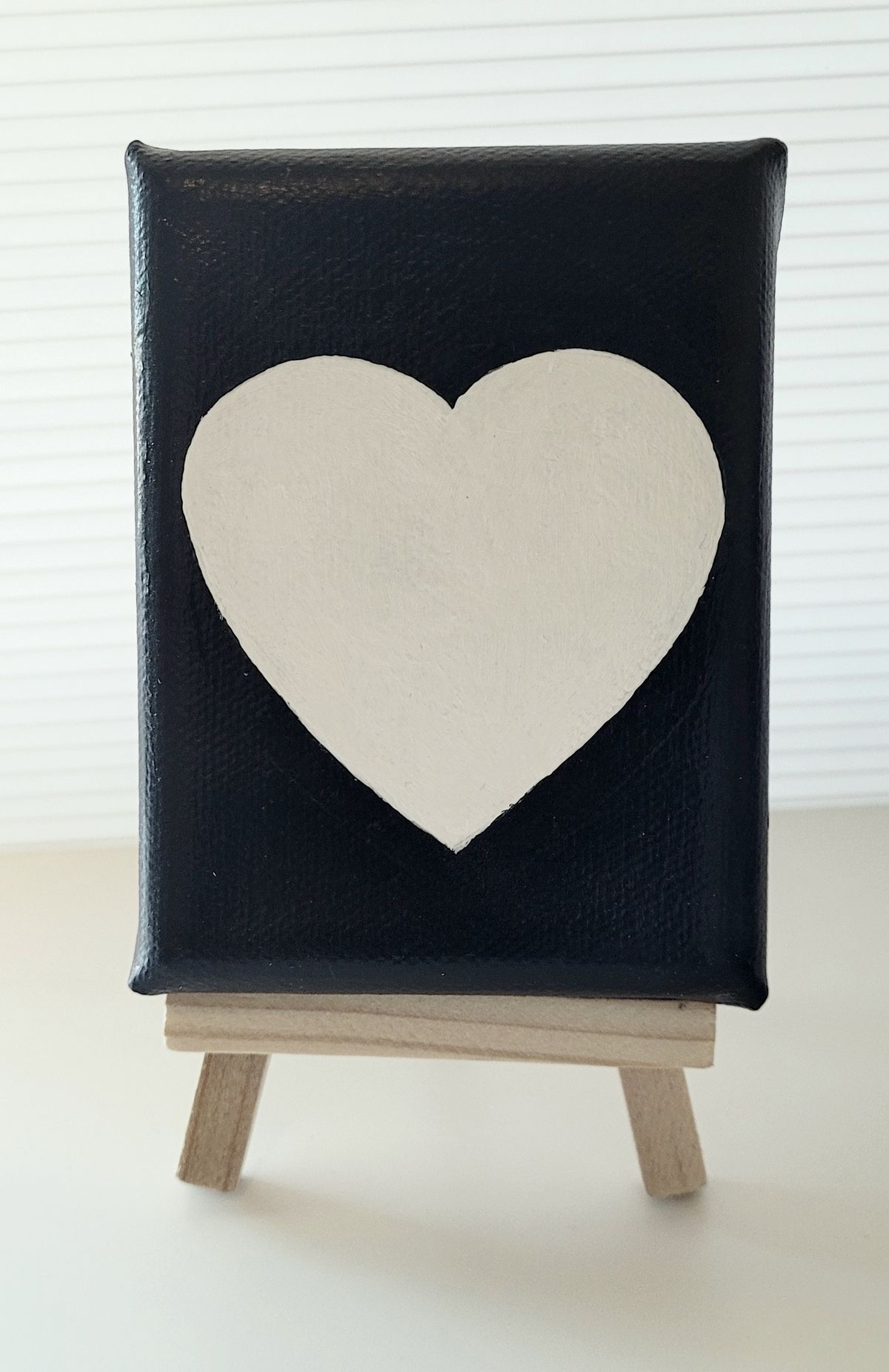 #marelovesu White Heart on Black Canvas