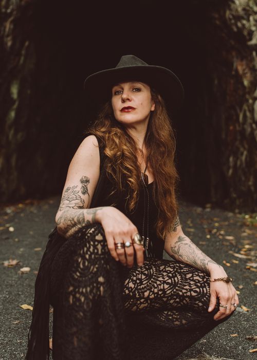 Americana musician Sarah King with red Gibson guitar 