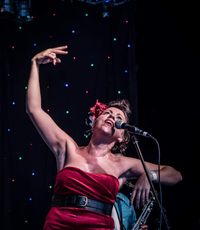 Sister Suzie & The Right Band off to Paris