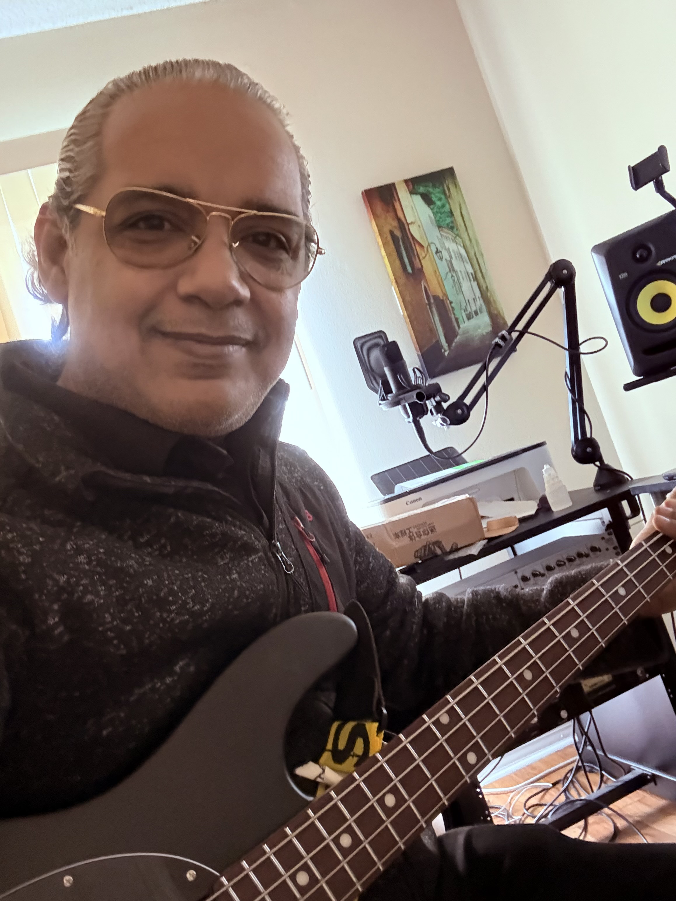Alcides Duverge en el estudio con bajo eléctrico en mano, listo para escribir una nueva canción y comenzar el proceso creativo.
