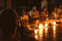Cercle de chants sacrés et mantras dans les voûtes du Monastère