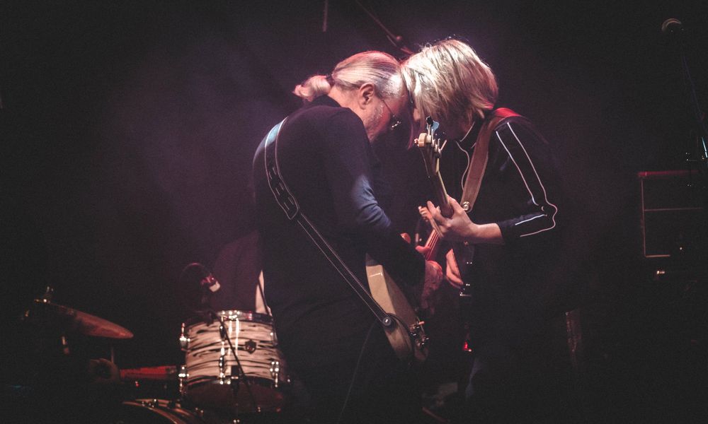 Suzy Starlite and Simon Campbell live at the Met Bury. Photo by Dario Leonetti