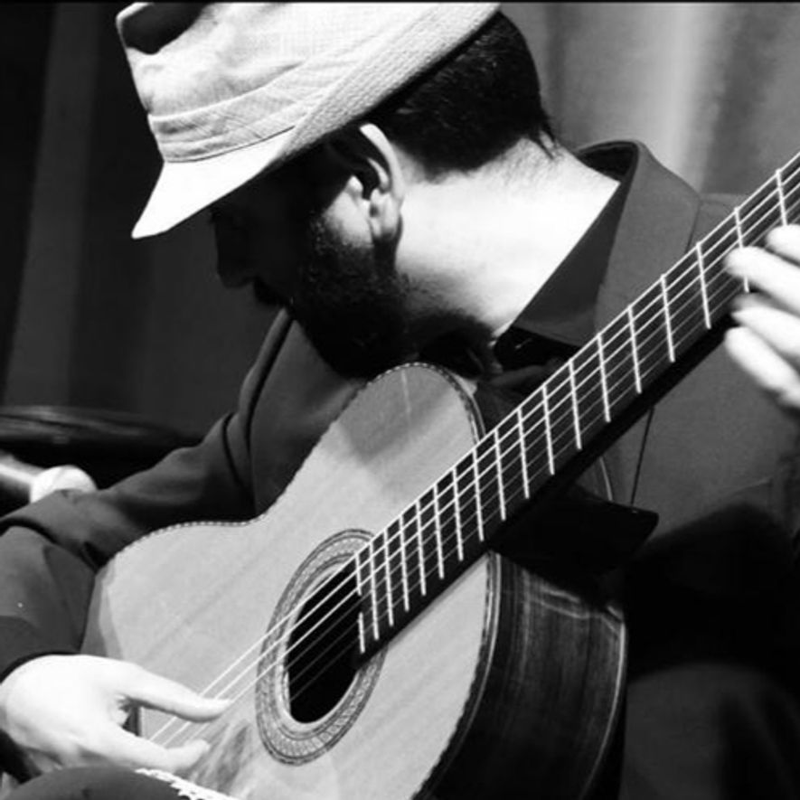 FOto di Giacomo Deiana mentre suona la chitarra in concerto