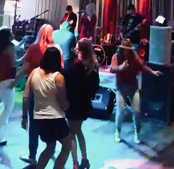 Crowd shaking bootay
