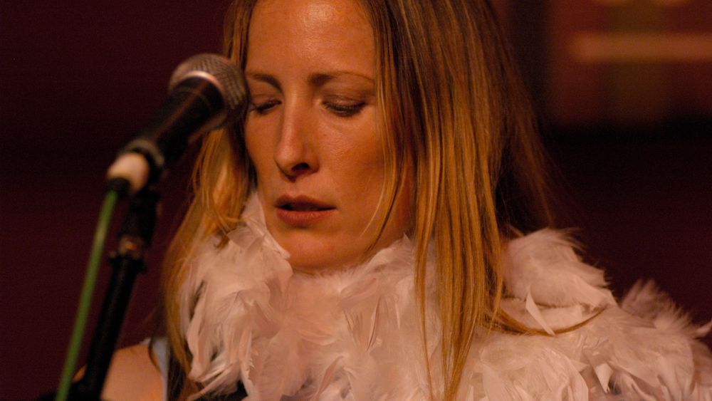 Leslie Nuss performing live.