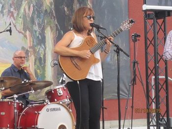 Teka performing
