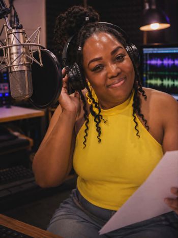 Roulette Brown as Ellen
