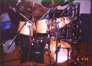 My groovy little retro kit.  Little in size - HUGE in sound.  I use these toms with my hybred percussion rig.  Works incredibly well with most other drummers since the toms are in a much different son
