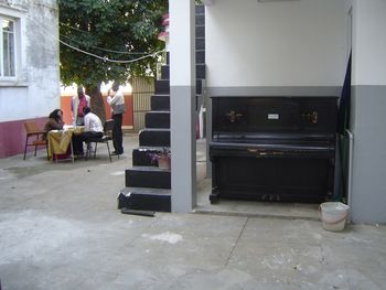 Piano (out) in the yard.
