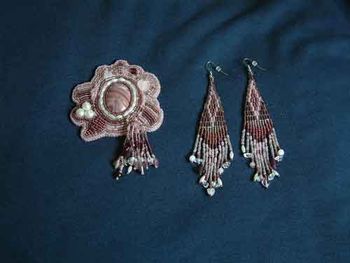DK MAUVE BROOCH & ER
