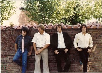 Kontroversy_BWall
