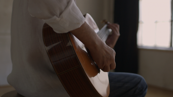 oblique_angle_rt_hand_whole_guitar_011414
