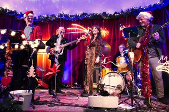 Playing 'Winter Smile', with The Slampampers. Christmas with Tip Jar, De Rozenknop, Eindhoven, December 14th. Photo Nicolette Verhoeven.
