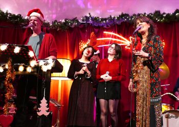 Playing 'Sweet Expectations' with conservatory students Lina & Carlijn. Christmas with Tip Jar, De Rozenknop, Eindhoven, December 14th. Photo Nicolette Verhoeven.
