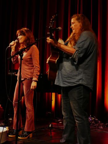 With Susan Gibson, Theater de Wegwijzer, Nieuw- en Sint Joosland, February 11th. Photo by Nicolette Verhoeven.
