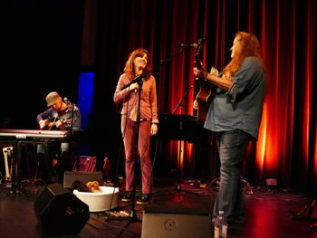 With Susan Gibson, Theater de Wegwijzer, Nieuw- en Sint Joosland, February 11th. Photo by Nicolette Verhoeven.
