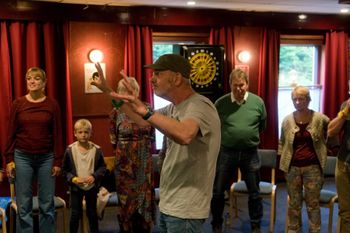 Workshop Circle Singing. Flat Mountain Festival, De Schalm, Westwoud, October 4th. Photo Ronald Rietman.
