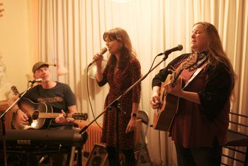 With Susan Gibson, House concert, Nuenen, February 12th. Photo by Ronald Rietman.
