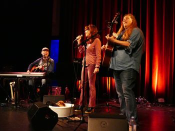 With Susan Gibson, Theater de Wegwijzer, Nieuw- en Sint Joosland, February 11th. Photo by Nicolette Verhoeven.
