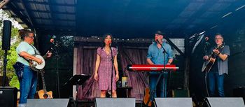 Ponderosa Concerts, Wimberley, Texas. April 18th. Photos by Kellie Latimer.
