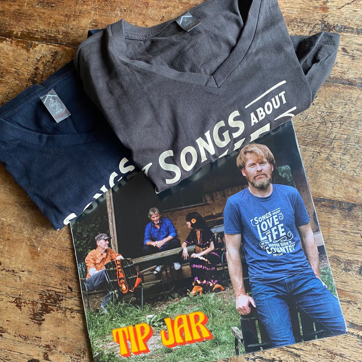 Onze meest recente LP met 1 T-shirt (unisex)