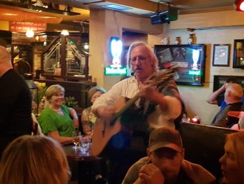 Bob solo in bar
