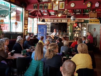 Bob solo in folk club
