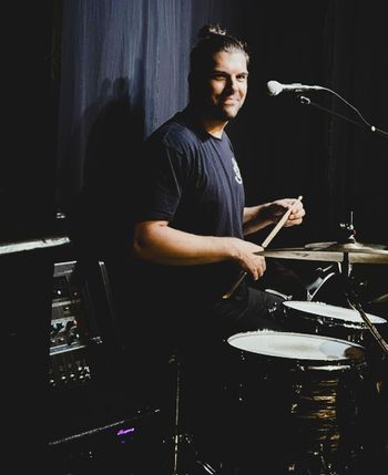 Jordan at Irish Rover, Astoria. Photo: NicVan7 Prod.
