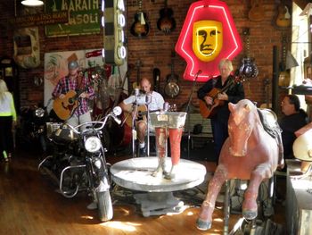 John_Watt_singing_at_American_Pickers_Nashville_-ka1

