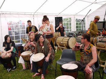 Kontaani relax between sets at Langley fete 30 June 13
