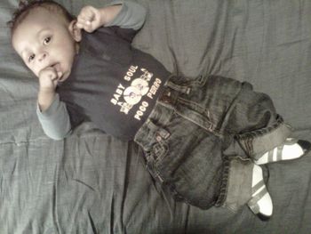 JACRYS wearing navy blue BABY SOUL t-shirt(long sleeve).
