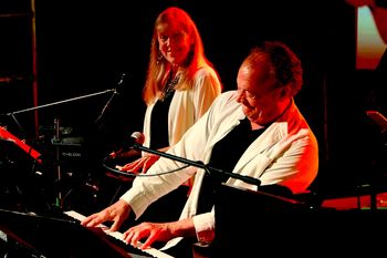 Ria & Chuck, joy onstage!
