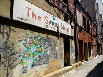 I love to walk through the alley, read, look and take pictures.
