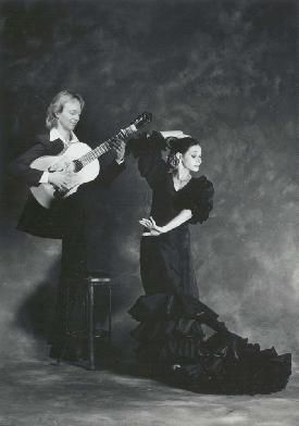 Susana - with guitarist
