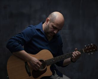 Claude Borges singing during a live event.