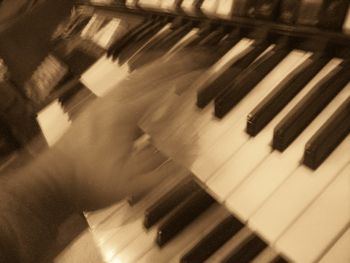 Ronnie only plays organ in black and white
