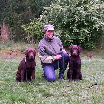 Thera geflankeerd door Penny en Claire
