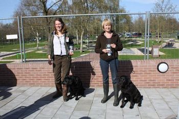 Monique Kok en Marian Kock zijn met Lune en Jill op de CD dag in Zeumeren respectievelijk 2e en 3e geworden in de B. Jacqueline Hofland heeft haar eerste B met zusje Ruby gehaald. Gefeliciteerd. Foto: S.Buzing

