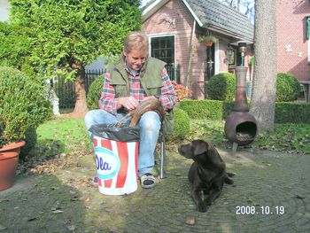 Cees en Claire. Fazantenhaan plukken in het zonnetje.
