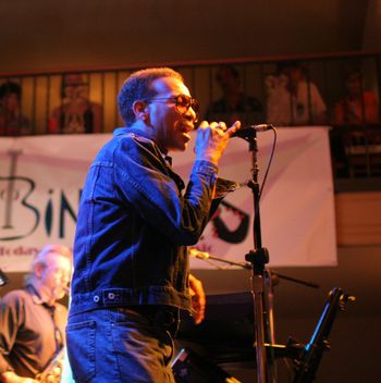 Gene Washington (Vocals) Gene is a well-versed, classic old school R&B singer. Gene's lead vocal on "Mr. DJ" hits all the mark everytime. You can hear Gene's voice on all The Bingtones' songs. Contributions: Backup Vocals Lead Vocals: "Mr. DJ" "Uganda" "Old Soul Music" Band History: Mr. Blue
