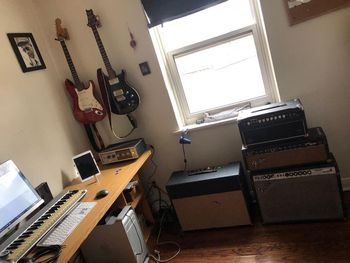 John Findlay's gear and set-up as he contributes electric guitar to all 14 songs from his Toronto studio: Critical Misunderstandings on The Precipice album sessions.
