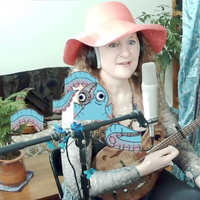 singing! Sunday funday #dreamfolk vibes :) come say hi on Twitch :)