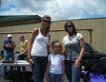 A little fan from Dundee, MI show and the girls of aly`an.
