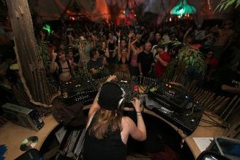 Kristina Sky in the Oasis Dome :: Day 2 :: 8:15 - 9:30
