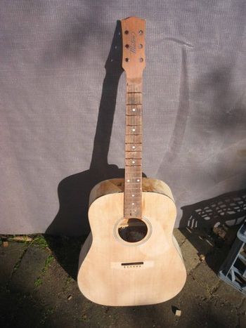 Neck, back, sides and top were fully sanded back for new lacquer all over.
