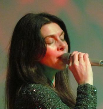 Jessica Lee Singing at Oaks Theater
