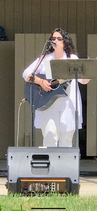 Suzy Solo at Frankfort Country Market