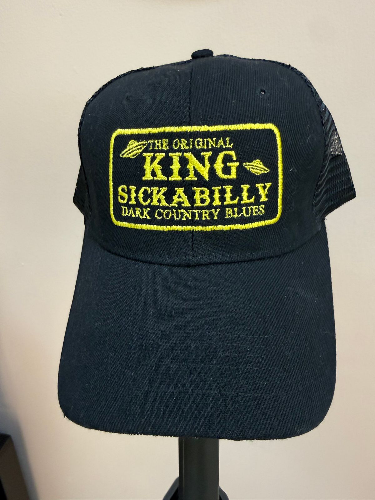 EMBROIDERED TRUCKER HAT