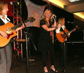 It was an honor to perform at the Charity Event for "Let Us Never Forget Scholarships" hosted by Bootsy Collins in Cincinnati, OH! :)
